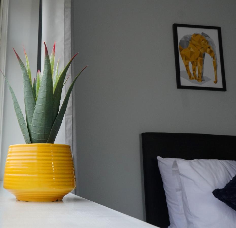 Portobello House - Four Bedroom House Perfect For Contractors - Sleeps 6 - Free Parking Wolverhampton Kültér fotó