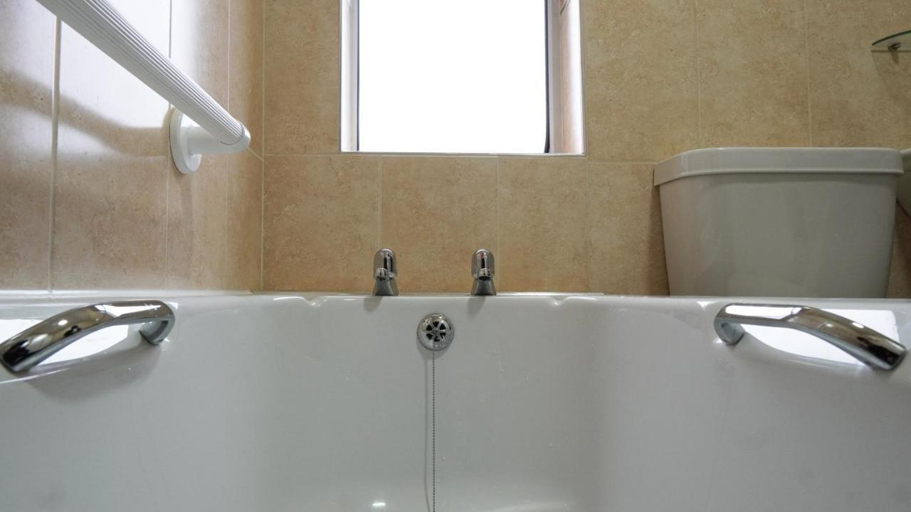 Portobello House - Four Bedroom House Perfect For Contractors - Sleeps 6 - Free Parking Wolverhampton Kültér fotó